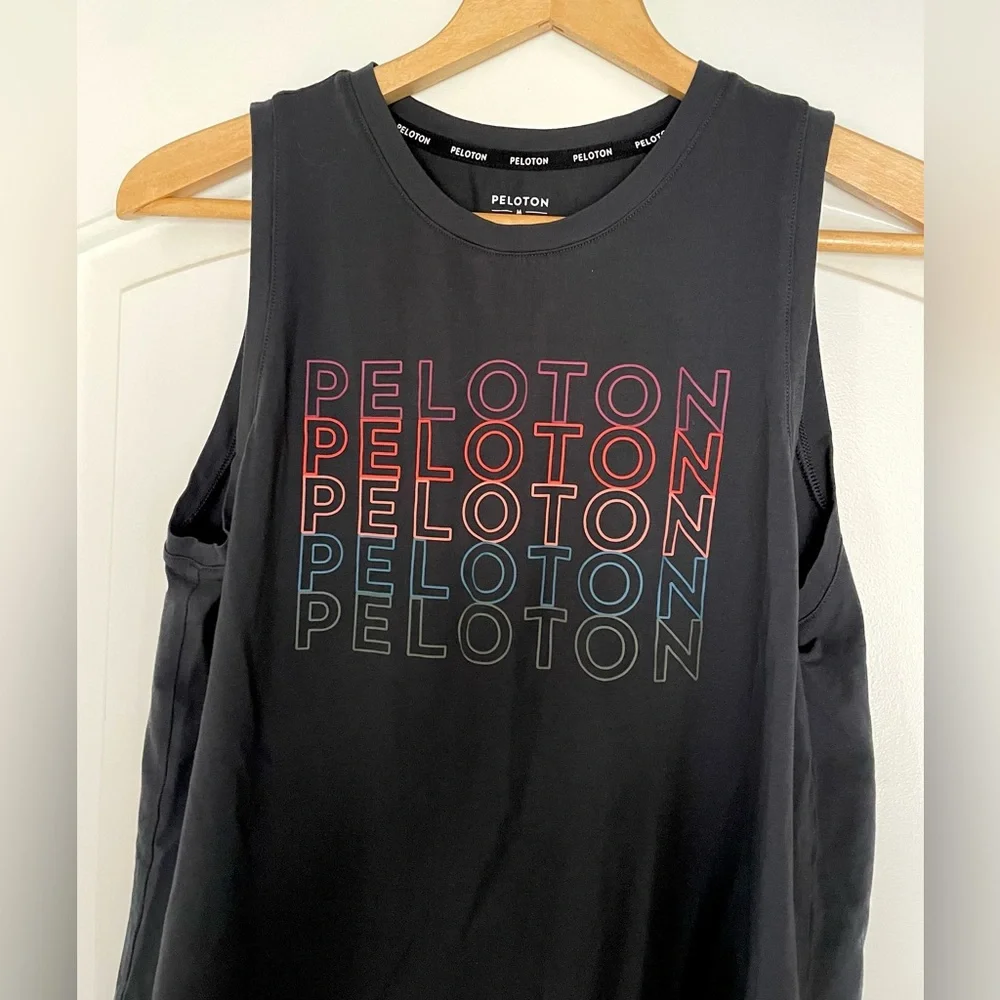 LIKE NEW!!! Peloton Scoop Muscle Tank Size M - Picture 4 of 6